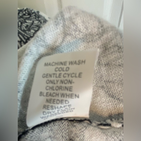 Market and Spruce Black & White Floral Cardigan - Picture 5 of 5